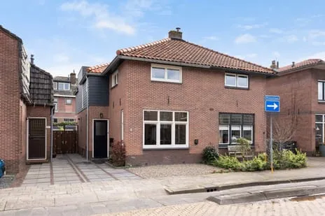 Twee-onder-één-kap te koop: Prinsenlaan 23, Bloemen- en Bomenkwartier Woerden