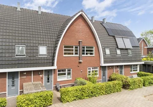 Tussenwoning te koop: Prinses Arianelaan 5, Maartensdijk Kern Maartensdijk