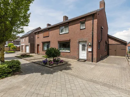 Tussenwoning te koop: Prinses Beatrixstraat 32, Echt Centrum Echt