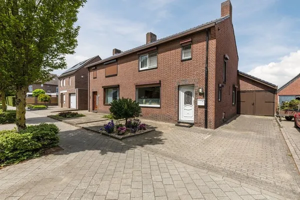 Tussenwoning te koop: Prinses Beatrixstraat 32, Echt Centrum Echt