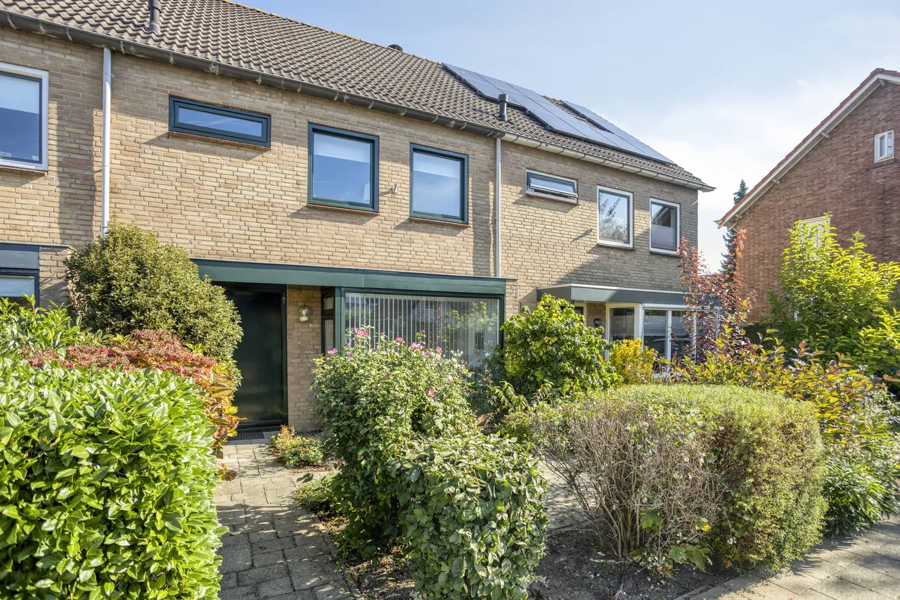 Tussenwoning te koop: Prinses Margrietlaan 12, Tiel