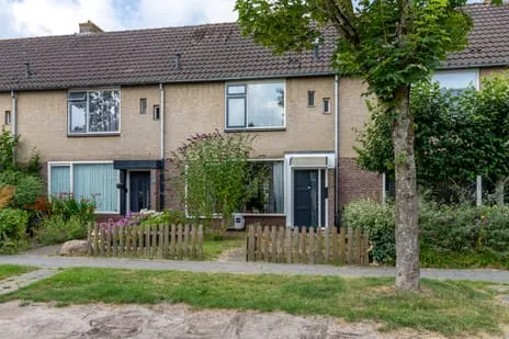 Tussenwoning te koop: Prinses Margrietlaan 7, Koekange Koekange