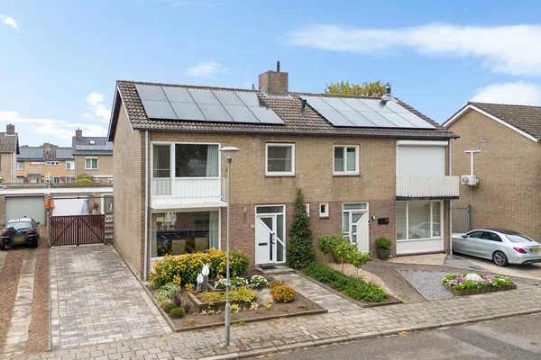 Twee-onder-één-kap te koop: Prinses Margrietstraat 16, Kern Grathem Grathem