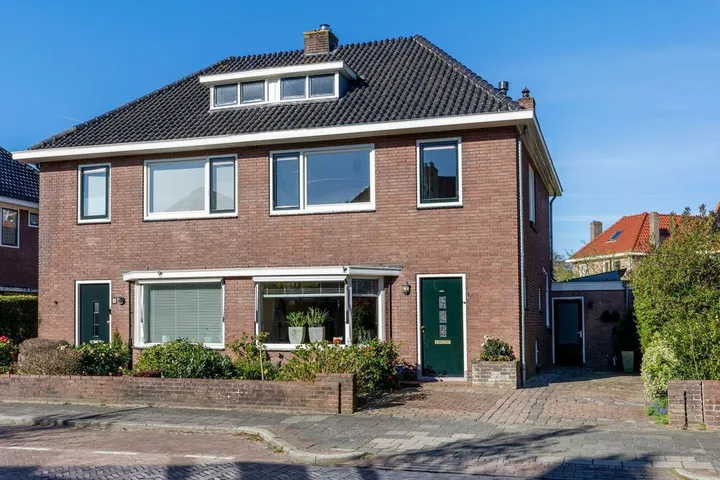 Twee-onder-één-kap te koop: Prinses Margrietlaan 4, Koninginnebuurt Meppel