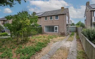 Twee-onder-één-kap te koop: Prinsesselaan 15, Sommelsdijk bloemenbuurt Sommelsdijk