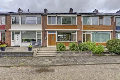 Tussenwoning te koop: Prof. Mekelstraat 25, Verzetsheldenbuurt Zwijndrecht