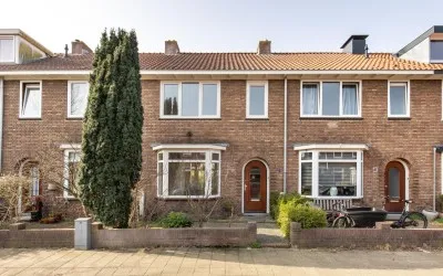 Tussenwoning te koop: Professor Van der Waalsstraat 54, Natuurkundigenbuurt-west Haarlem
