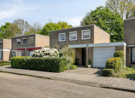 Tussenwoning te koop: Professor Oudstraat 14, Van Hogendorplaan-West Oss