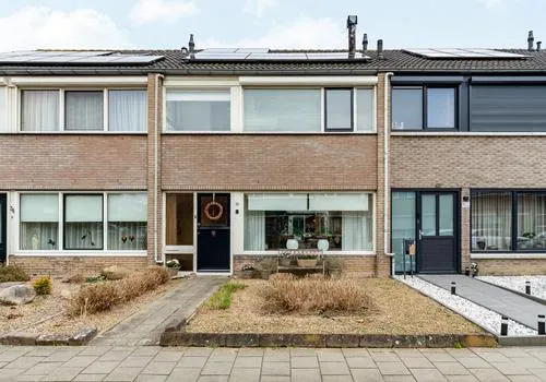 Tussenwoning te koop: Puccinistraat 32, Zonnemaat Zevenaar