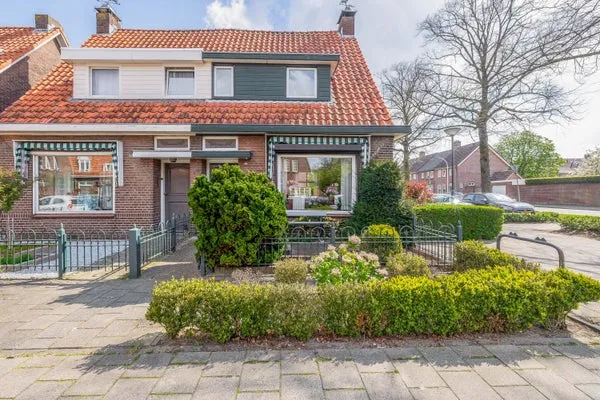 Twee-onder-één-kap te koop: Putstraat 93, Centrum Waalwijk
