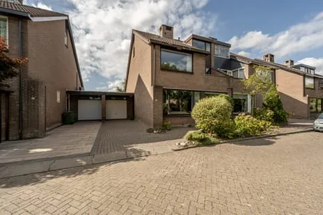 Tussenwoning te koop: Raadhuislaan 49, Mijnsheerenland Woonkern Mijnsheerenland