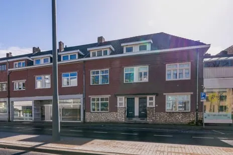 Tussenwoning te koop: Raadhuisplein 15, Op de Nobel Heerlen