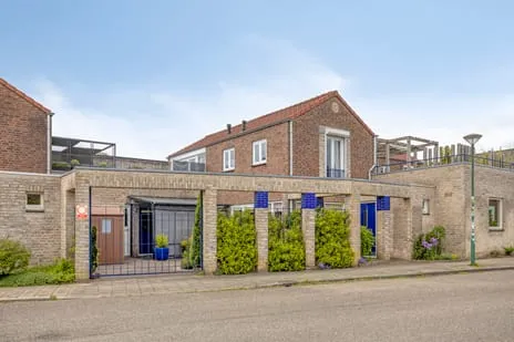Tussenwoning te koop: Raadhuisplein 37, Haps kern Haps