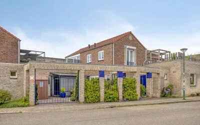 Tussenwoning te koop: Raadhuisplein 37, Haps kern Haps