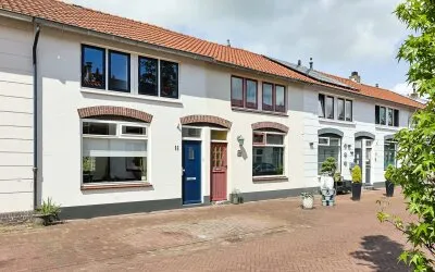 Tussenwoning te koop: Raadwijkstraat 11, Emmalaan Alphen Aan Den Rijn