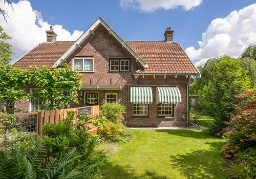 Twee-onder-één-kap te koop: Radiostraat 1, Astronomische Buurt Hilversum