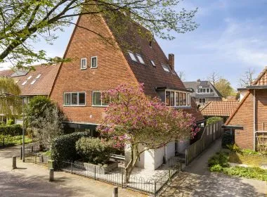 Twee-onder-één-kap te koop: Radiostraat 65, Astronomische Buurt Hilversum