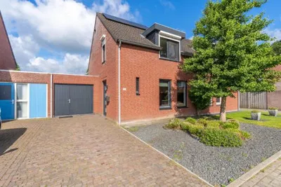 Tussenwoning te koop: Rector Cremersstraat 11, Smakt Smakt