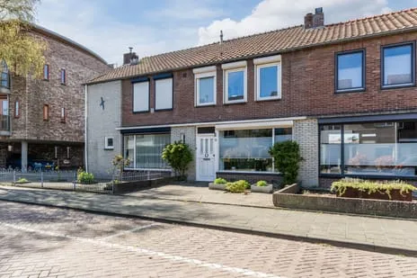 Tussenwoning te koop: Rector Buijselstraat 3, Vijf Eiken Rijen