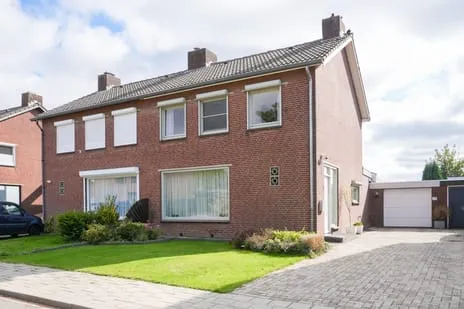 Tussenwoning te koop: Rector Thijssenstraat 33, Moorveld Moorveld