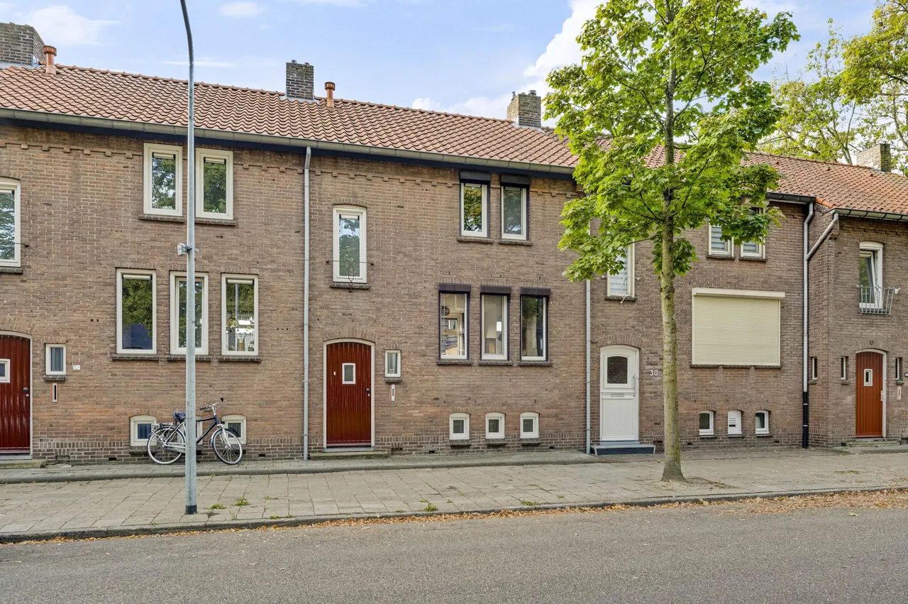 Tussenwoning te koop: Regentesselaan 32, Weert