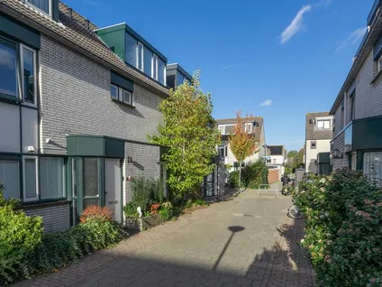Tussenwoning te huur: Reina Prinsen Geerligspad 3, Kloosterhof Leiden