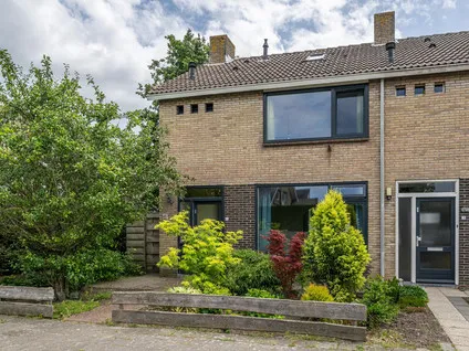 Hoekwoning te koop: Rembrandtlaan 1, Middelharnis bomenbuurt Middelharnis