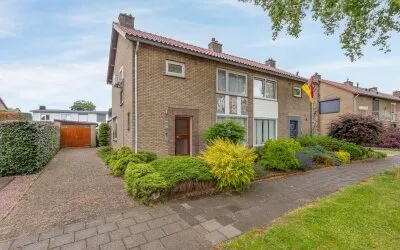 Twee-onder-één-kap te koop: Rembrandtlaan 24, Kluis Geleen