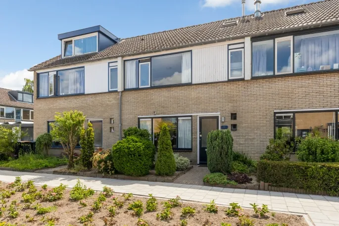 Tussenwoning te koop: Rembrandtlaan 92, Laanzicht Woudenberg