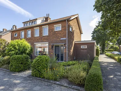 Twee-onder-één-kap te koop: Rembrandtstraat 70, BH oost Hardinxveld-Giessendam