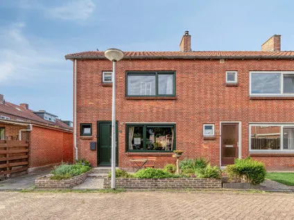 Corner house for sale: Resedastraat 47, Florabuurt Alblasserdam