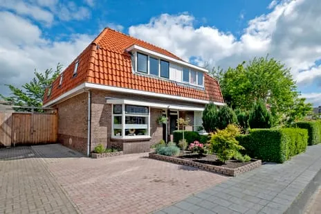 Twee-onder-één-kap te koop: Rhebruggenstraat 8, Veningerland Assen