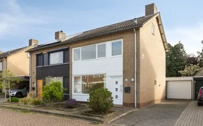 Twee-onder-één-kap te koop: Ridder van Baerlestraat 17, Baarlo-centrum Baarlo