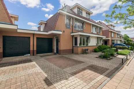 Tussenwoning te koop: Riederhoeve 11, Voordijk Barendrecht