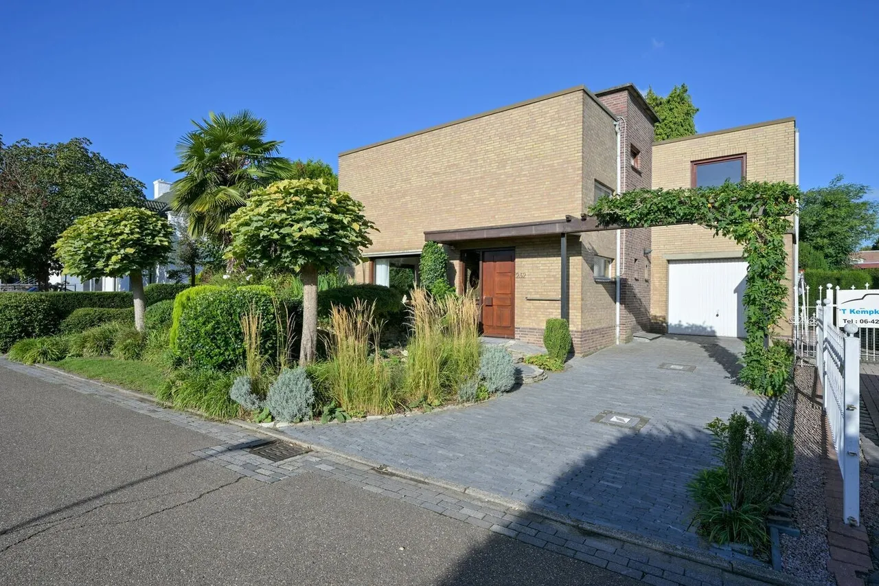 Vrijstaande woning te koop: Rijksweg Zuid 232, Geleen