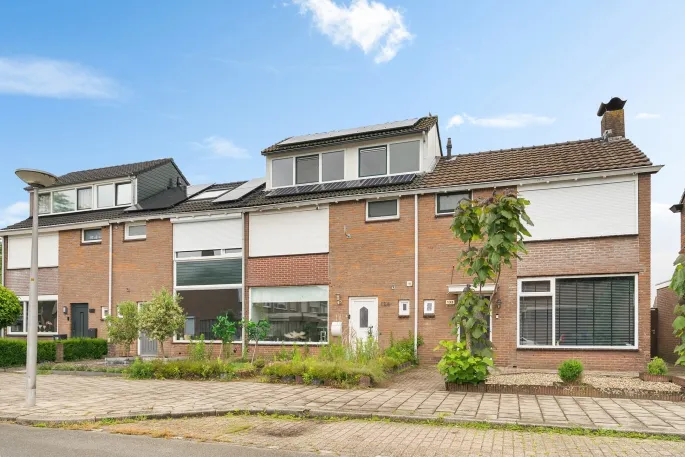 Tussenwoning te koop: Robert Scottstraat 134, Eekmaat Enschede