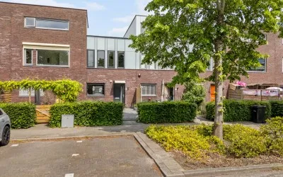 Tussenwoning te koop: Rodinweg 29, Tussen de Vaarten Z.- Zuidwest Almere