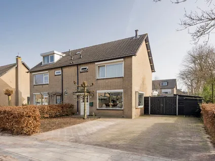 Twee-onder-één-kap te koop: Roelenengweg 108, Voorthuizen