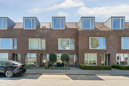 Tussenwoning te koop: Roer 36, Almere