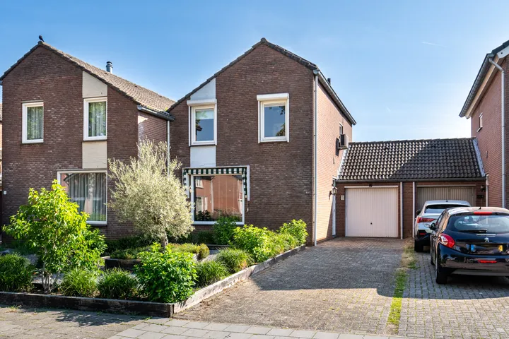 Tussenwoning te koop: Roerstraat 11, Maasbracht Maasbracht