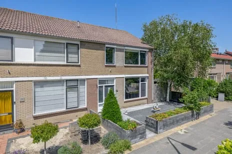 Corner house for sale: Rottenburgseweg 98, Middelharnis bomenbuurt Middelharnis