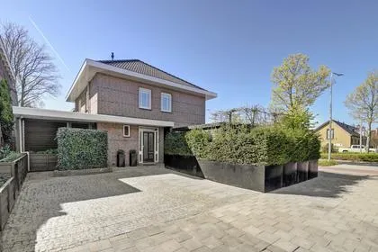 Twee-onder-één-kap te koop: Rotterdamseweg 124, Prins Bernhardstraat en omgeving Zwijndrecht