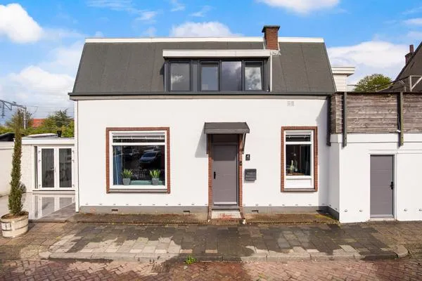 Tussenwoning te koop: Rozendwarsstraat 4, Bloemenbuurt Dordrecht