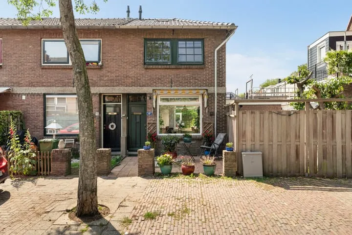 Hoekwoning te koop: Rozenstraat 47, Van Boetzelaerstraat Alphen Aan Den Rijn