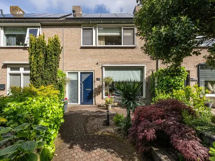 Tussenwoning te koop: Rubensplein 46, Middelharnis bomenbuurt Middelharnis