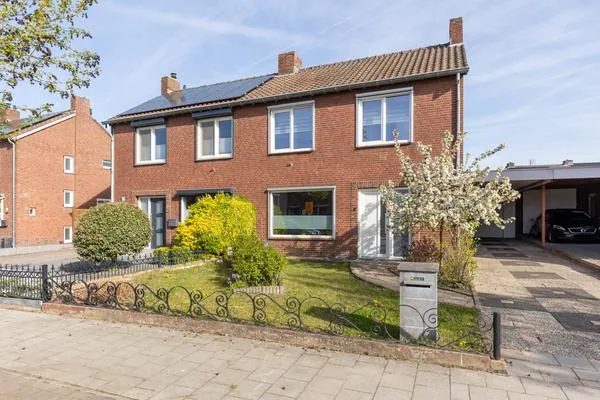 Tussenwoning te koop: Ruys de Beerenbroucklaan 35, Urmond ten oosten van Julianakanaal Urmond