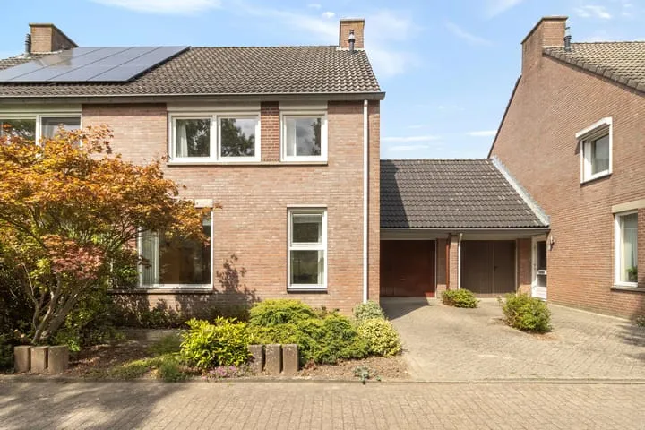 Tussenwoning te koop: Sadatdomein 12, Randwyck Maastricht