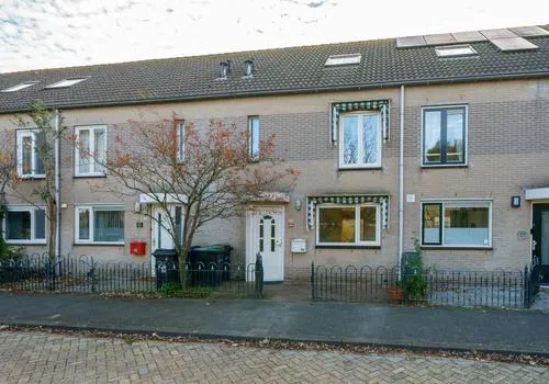 Tussenwoning te koop: Saint-Saensgracht 15, Muziekwijk Z.-Oost Almere