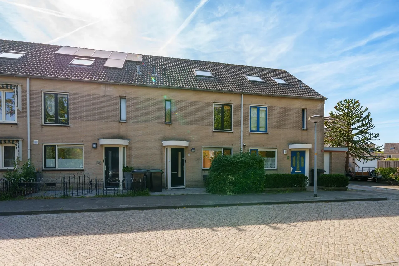 Tussenwoning te koop: Saint-Saensgracht 19, Almere