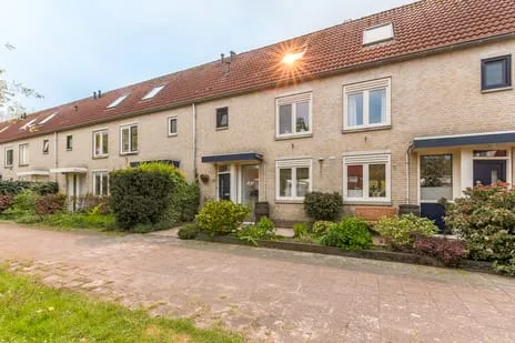 Tussenwoning te koop: Saliestraat 27, Kruidenwijk Midden-west Almere